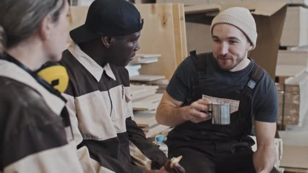 Fiatalember Teát Iszik Különböző Munkatársakkal Beszél Miközben Együtt Ebédelnek Bútorgyárban — Stock videók