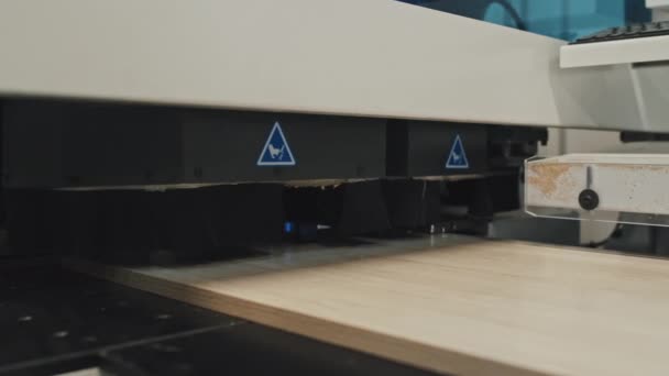 Zbliżenie Strzał Automatycznej Maszyny Wykańczania Drewna Użyciu Fabryce Mebli — Wideo stockowe