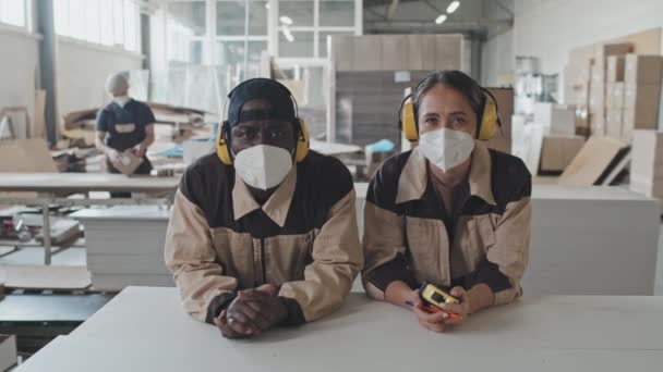 Porträtt Multietniska Manliga Och Kvinnliga Arbetstagare Skyddande Hörselkåpor Och Masker — Stockvideo