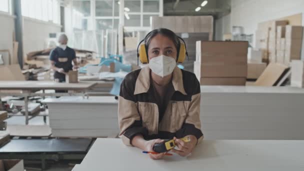 Porträtt Kvinnlig Arbetare Skyddande Öronmuffar Och Mask Lutande Träplanka Och — Stockvideo
