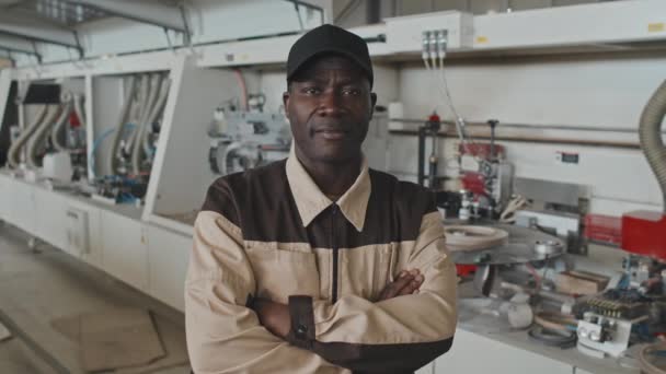 Midja Upp Porträttbild Afroamerikansk Manlig Tekniker Poserar För Kamera Arbetsdag — Stockvideo