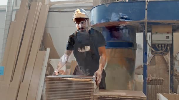 Medium Breed Schot Van Mannelijke Werknemer Stapelen Houten Planken Tijdens — Stockvideo