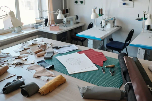 Werkplaats Van Looier Met Schetsen Papier Gewalst Leder Textiel Handgereedschap — Stockfoto