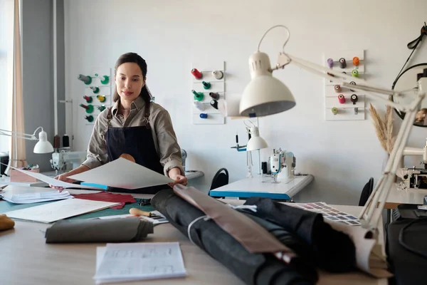 Junge Lederarbeiterin Schürze Schaut Sich Skizzen Mit Neuer Lederkleidung Während — Stockfoto