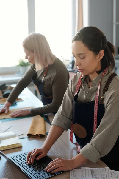 Fokus Ung Brunett Kvinnliga Läderarbetare Skriva Laptop Tangentbord Samtidigt Kontrollera — Stockfoto