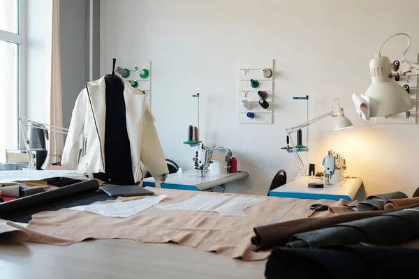 Partie Atelier Spacieux Maroquinier Avec Équipement Couture Mannequin Avec Veste — Photo