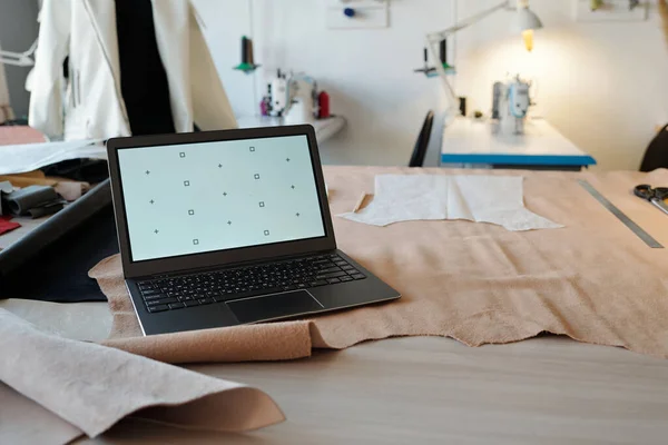 Werkplaats Van Looier Taillor Met Laptop Beige Suède Leder Textiel — Stockfoto