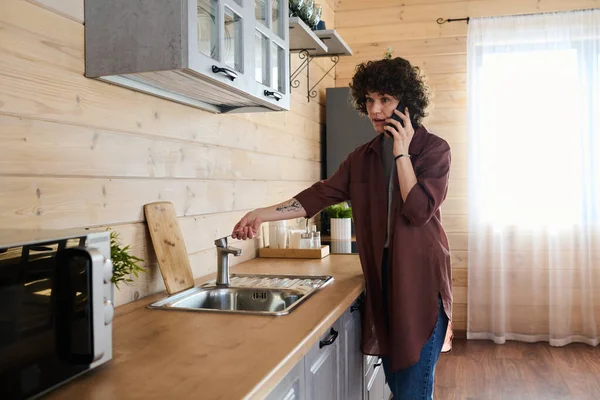 Young Woman Casualwear Talking Mobile Phone Kitchen While Standing Counter — Stock Photo, Image
