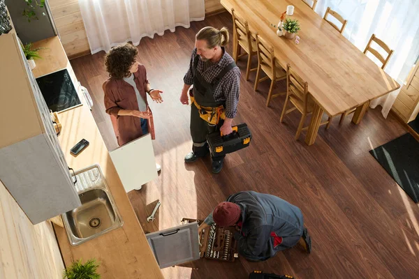 High Angle Housewife Talking One Plumbers Kitchen While Repairman Choosing — Stock Photo, Image