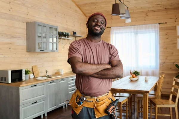 Jonge Vrolijke Afro Amerikaanse Reparateur Loodgieter Met Gereedschapsriem Houdt Zijn — Stockfoto