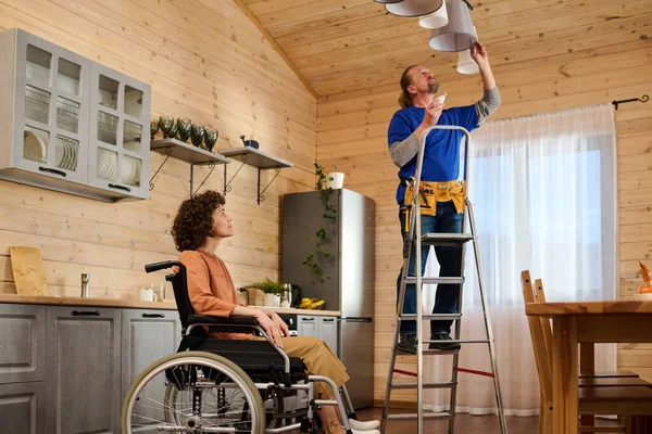 Jonge Huisvrouw Met Een Handicap Zitten Een Rolstoel Het Midden — Stockfoto
