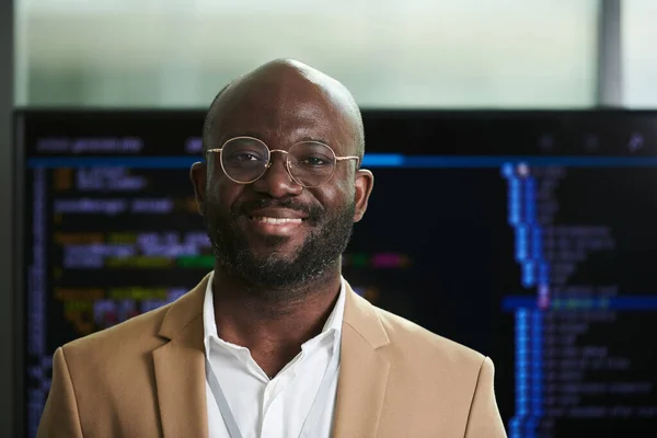 Fiatal Mosolygós Afro Amerikai Üzletember Szemüvegben Alsónadrágban Kamerába Néz Miközben — Stock Fotó