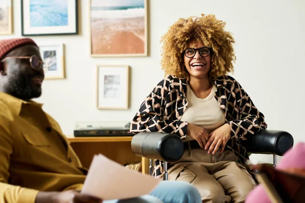 Junge Gut Gelaunte Afroamerikanische Geschäftsfrau Lacht Beim Arbeitsgespräch Oder Brainstorming — Stockfoto