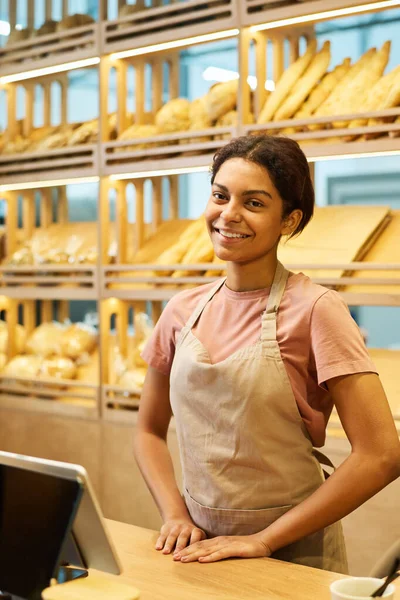 Joven Empleado Sonriente Panadería Delantal Mirando Cámara Mientras Está Pie — Foto de Stock