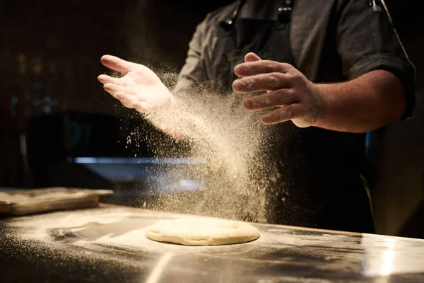 Руки Молодого Шеф Кухаря Посипає Борошно Тісті Плоский Хліб Перед — стокове фото