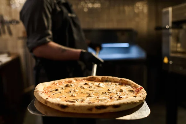 Pizza Italienne Traditionnelle Appétissante Sur Plateau Métallique Tenue Par Jeune — Photo