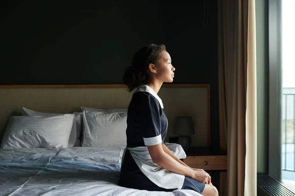 Ung Trött Kammarjungfru Uniform Sitter Dubbelsäng Med Två Kuddar Hotellrum — Stockfoto