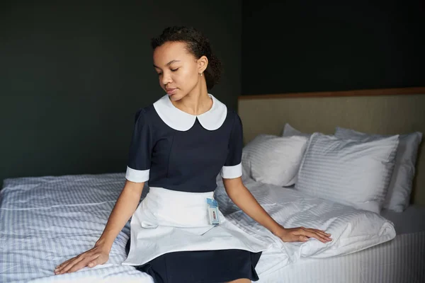 Junge Ruhige Zimmermädchen Uniform Halten Die Augen Geschlossen Und Genießen — Stockfoto