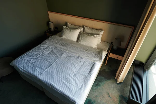 Hoher Winkel Des Bequemen Doppelbetts Mit Zwei Kissen Und Sauberer — Stockfoto