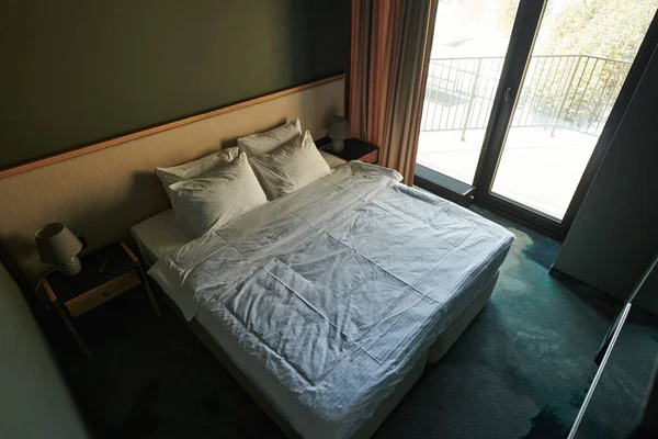 Верхній Кут Зручного Двоспального Ліжка Акуратним Постільною Білизною Двома Подушками — стокове фото