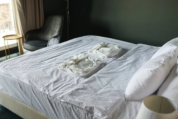Bequemes Doppelbett Mit Sauberer Bettwäsche Und Zwei Weiche Weiße Gefaltete — Stockfoto