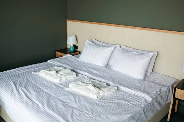 Μεγάλο Άνετο Διπλό Κρεβάτι Δύο Διπλωμένα Μαλακά Λευκά Μπουρνούζια Καθαρή — Φωτογραφία Αρχείου