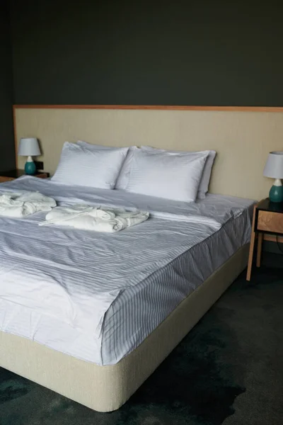 Частина Зручного Двоспального Ліжка Акуратним Постільною Білизною Двома Чистими Білими — стокове фото