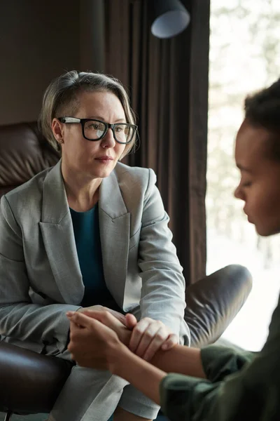 Confident Mature Psychologist Formalwear Comforting Young Anxious Female Patient Looking — Stock Photo, Image