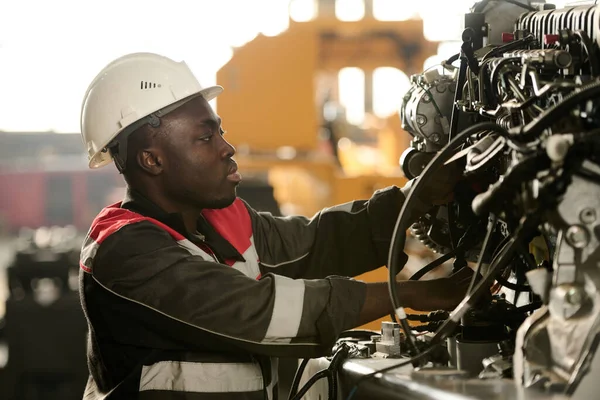 Seitenansicht Eines Jungen Männlichen Ingenieurs Arbeitskleidung Der Während Der Arbeit — Stockfoto