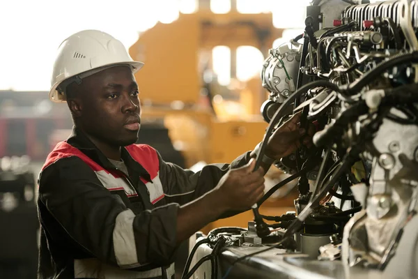 Junger Afroamerikanischer Arbeiter Einer Industrieanlage Arbeitskleidung Überprüft Hydraulikschläuche Einer Riesigen — Stockfoto