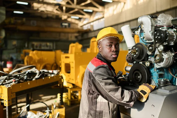 Junger Afroamerikanischer Ingenieur Arbeitskleidung Und Gelbem Schutzhelm Blickt Die Kamera — Stockfoto