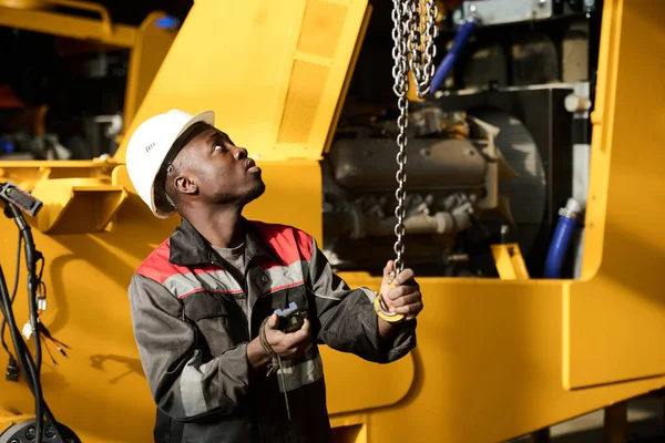 Ingeniero Joven Ropa Trabajo Casco Protector Mirando Hacia Arriba Tirando — Foto de Stock