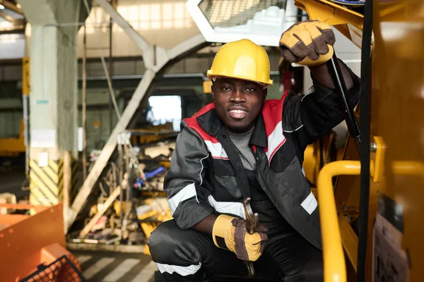Молодий Усміхнений Афроамериканський Інженер Або Ремонтник Робочому Одязі Хардхат Сидить — стокове фото