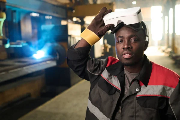자신감 아프리카 미국인 기술자 고글을 공장에서 장비에 카메라를 — 스톡 사진