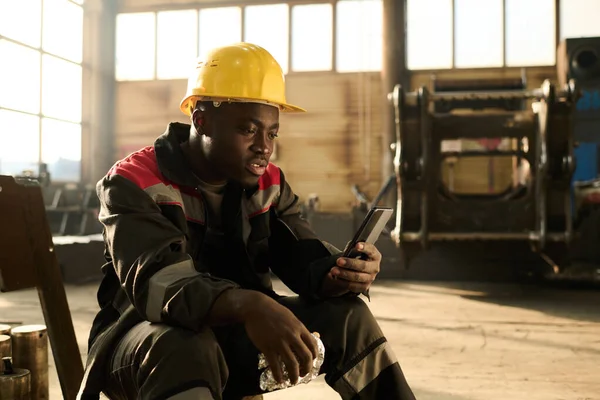 Молодий Афроамериканський Інженер Дивлячись Екран Смартфона Спілкуючись Відео Чаті Перекушуючи — стокове фото