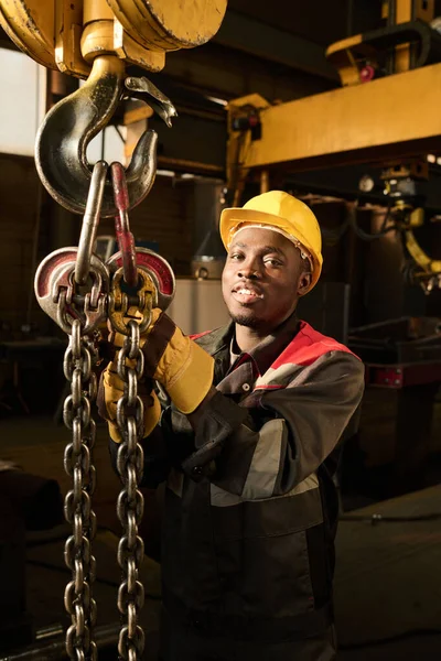 Junger Erfolgreicher Ingenieur Arbeitskleidung Und Schutzhelm Hält Dicke Metallketten Der — Stockfoto