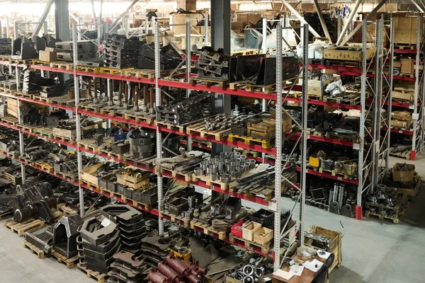 Geniş Bir Depo Sanayi Fabrikası Deposu Raflarda Yedek Parça Makineler — Stok fotoğraf