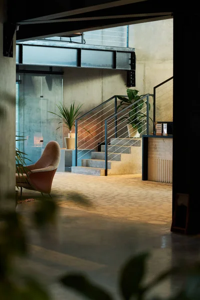 Foco Seletivo Parte Lounge Com Poltrona Contra Pequena Escadaria Decorada — Fotografia de Stock
