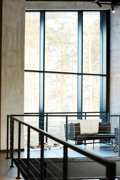 现代商务中心内宽敞的大堂或走廊的一部分 窗户大 栏杆大 沙发柔软舒适 — 图库照片