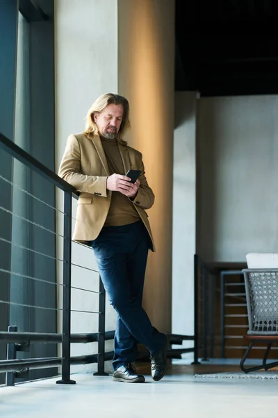 Reifer Eleganter Männlicher Unternehmer Smarter Casualwear Mit Smartphone Während Geländer — Stockfoto
