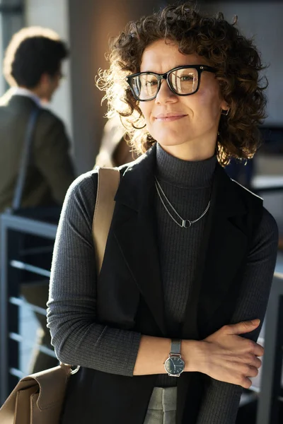 Młody Kręcone Brunetka Kierownik Kobieta Smart Casualwear Okulary Patrząc Aparat — Zdjęcie stockowe