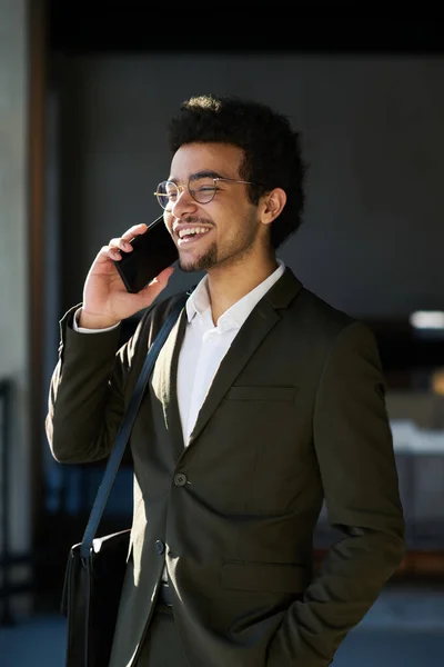 Cep Telefonu Kulağında Genç Mutlu Bir Adamı Arkadaşıyla Konuşuyor Kamera — Stok fotoğraf