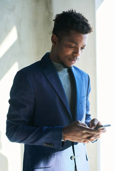 Jeune Homme Affaires Afro Américain Sérieux Tenue Cérémonie Utilisant Téléphone — Photo