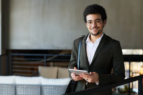 Glücklicher Junger Multiethnischer Geschäftsmann Formalbekleidung Blickt Lächelnd Die Kamera Während — Stockfoto