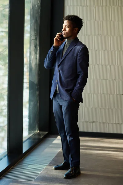 Joven Agente Afroamericano Confiado Traje Hablando Smartphone Uno Los Clientes —  Fotos de Stock