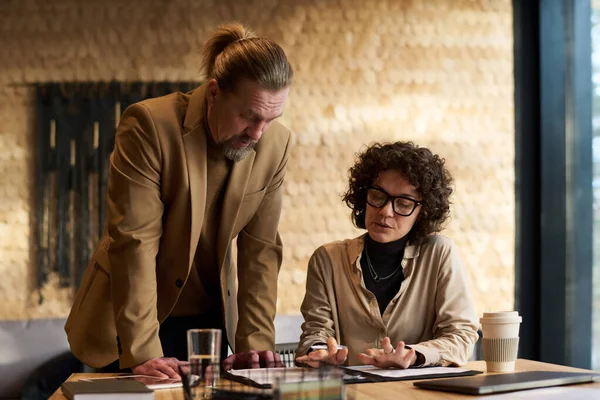 Confident Businesswoman Explaining Data Document Mature Male Colleague Standing Her — Stock Photo, Image