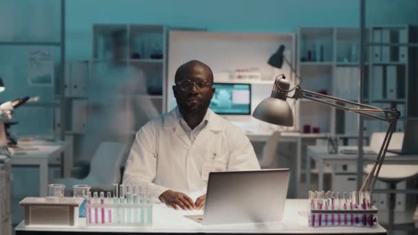 Včasná Doba Vážné Afroamerické Mužské Vědec Laboratorním Plášti Sedí Pracovišti — Stock video