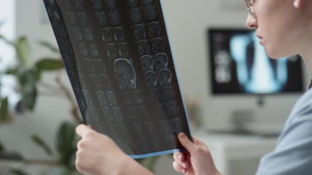 Närbild Unga Allvarliga Sjuksköterska Eller Radiolog Medicinska Skurar Som Håller — Stockvideo