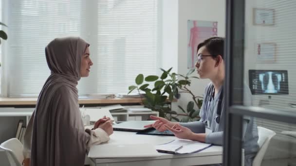 Mujer Musulmana Joven Hiyab Clínico Discutiendo Detalles Del Resultado Radiografía — Vídeos de Stock