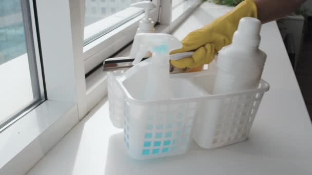 Unerkennbare Person Die Reinigungsfirma Arbeitet Macht Sich Bereit Fenster Putzen — Stockvideo